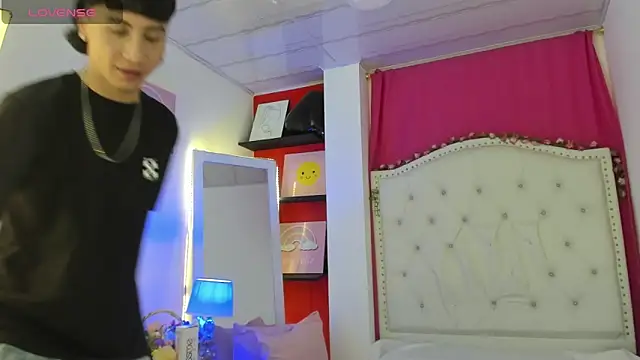 Snapshot of XaanderGrey chatting on 11/25/25, 07:36 XaanderGrey online show from 11/25/25, 07:36