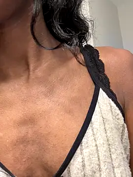 Snapshot of yunniq chatting on 10/21/25, 11:05 yunniq online show from 10/21/25, 11:05