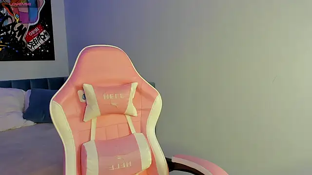 Snapshot of KarinaBroks chatting on 10/14/25, 08:37 KarinaBroks online show from 10/14/25, 08:37