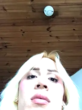 Snapshot of alexawinterrr chatting on 10/04/25, 10:08 alexawinterrr online show from 10/04/25, 10:08