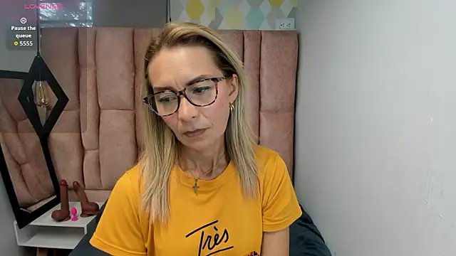 Issa Milf   online show from 03/02/26, 01:18