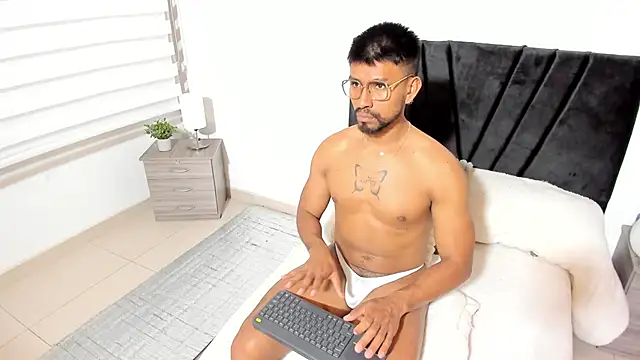 Taylormaccurdy  online show from 10/22/25, 03:56