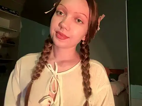 Snapshot of EmiIyKitty chatting on 10/19/25, 07:47 EmiIyKitty online show from 10/19/25, 07:47