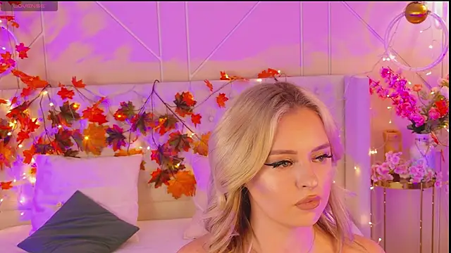 Snapshot of EllyLinn chatting on 12/01/25, 04:34 EllyLinn online show from 12/01/25, 04:34