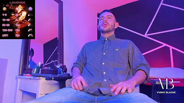 Snapshot of VynnyBlacke_ chatting on 10/29/25, 08:10 VynnyBlacke online show from 10/29/25, 08:10