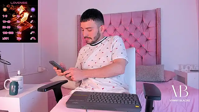 Snapshot of VynnyBlacke_ chatting on 11/04/25, 09:14 VynnyBlacke online show from 11/04/25, 09:14