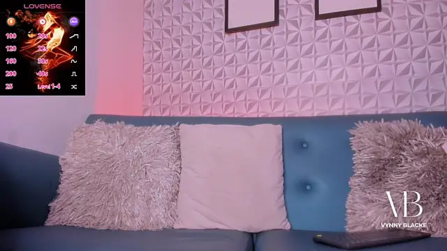 Snapshot of VynnyBlacke_ chatting on 11/06/25, 08:10 VynnyBlacke online show from 11/06/25, 08:10