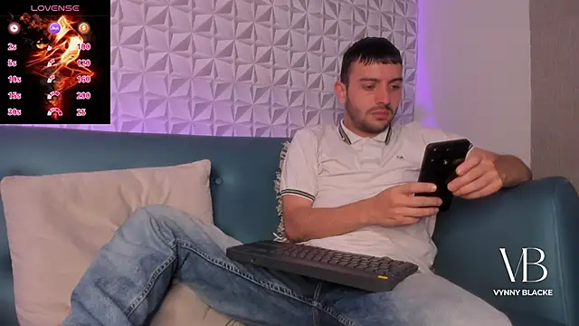 Snapshot of VynnyBlacke_ chatting on 11/13/25, 07:24 VynnyBlacke online show from 11/13/25, 07:24