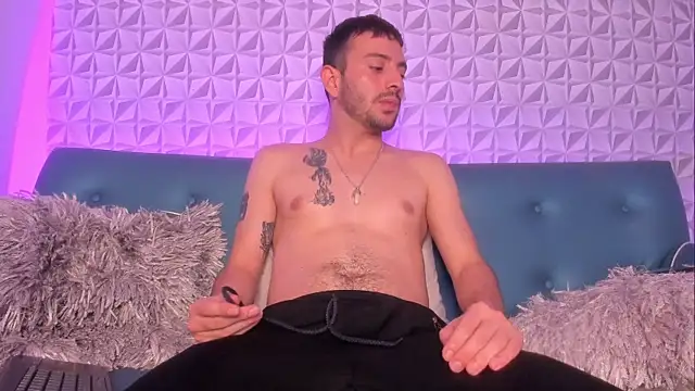 Snapshot of VynnyBlacke_ chatting on 11/14/25, 08:18 VynnyBlacke online show from 11/14/25, 08:18