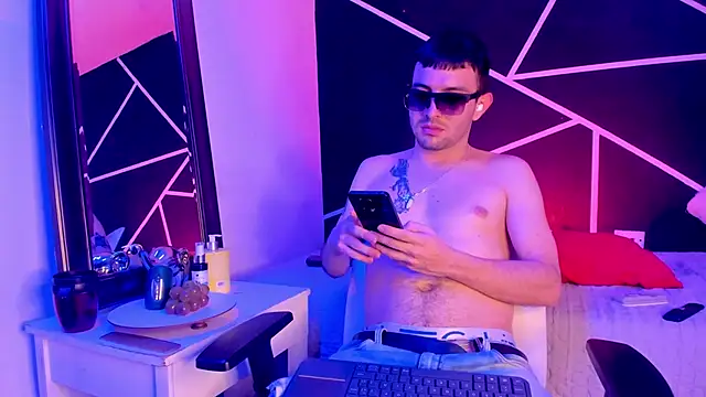 Snapshot of VynnyBlacke_ chatting on 11/22/25, 08:19 VynnyBlacke online show from 11/22/25, 08:19