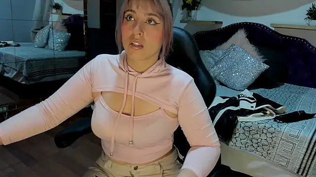 Snapshot of sophialyh_1 chatting on 11/05/25, 01:22 sophialyh 1 online show from 11/05/25, 01:22