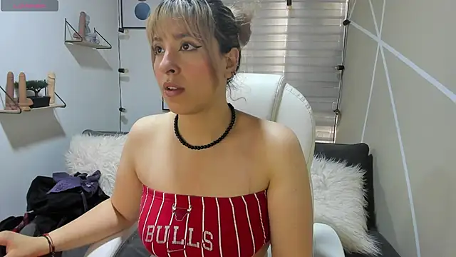 Snapshot of sophialyh_1 chatting on 11/25/25, 01:00 sophialyh 1 online show from 11/25/25, 01:00