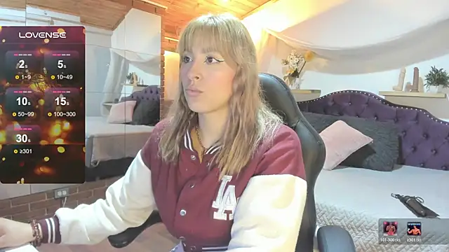 Snapshot of sophialyh_1 chatting on 12/15/25, 12:53 sophialyh 1 online show from 12/15/25, 12:53