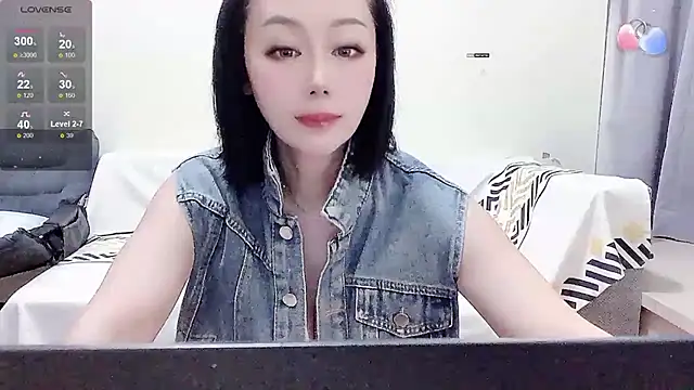 Snapshot of Smile-- chatting on 10/18/25, 12:39 Smile-- online show from 10/18/25, 12:39