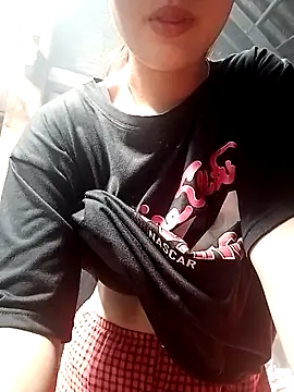 Snapshot of Tuelam_xx chatting on 10/19/25, 02:56 Tuelam xx online show from 10/19/25, 02:56