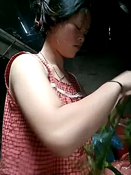 Snapshot of Tuelam_xx chatting on 10/25/25, 04:42 Tuelam xx online show from 10/25/25, 04:42