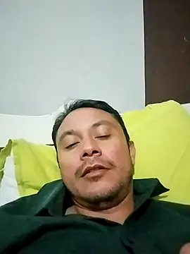 Snapshot of Ricuss9 chatting on 10/05/25, 03:27 Ricuss9 online show from 10/05/25, 03:27