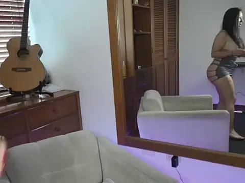 Snapshot of Talia__velvet chatting on 11/28/25, 01:47 Talia velvet online show from 11/28/25, 01:47