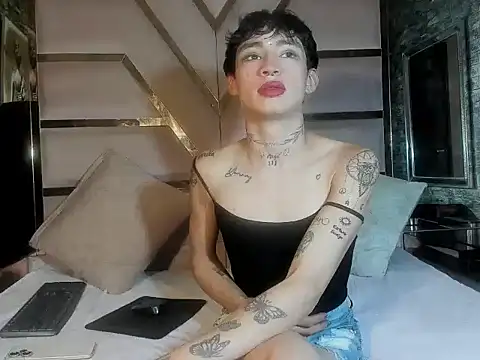 Snapshot of Mila_Leon chatting on 10/06/25, 04:10 Mila Leon online show from 10/06/25, 04:10