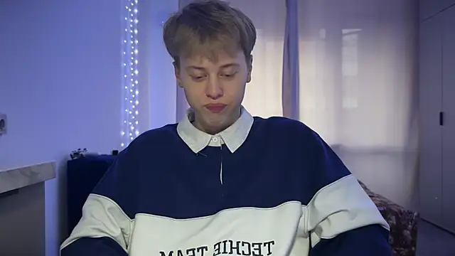 Snapshot of _bee_boy_ chatting on 10/08/25, 02:58 bee boy online show from 10/08/25, 02:58