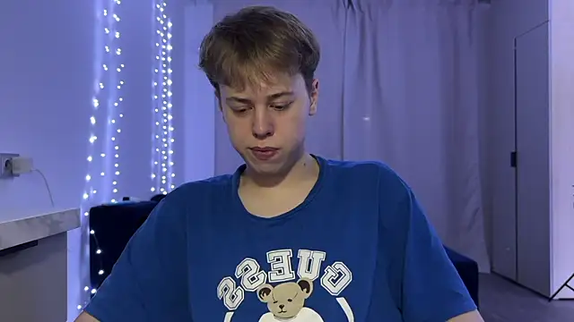 Snapshot of _bee_boy_ chatting on 10/10/25, 03:33 bee boy online show from 10/10/25, 03:33