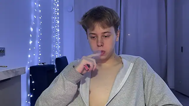 Snapshot of _bee_boy_ chatting on 10/11/25, 04:05 bee boy online show from 10/11/25, 04:05