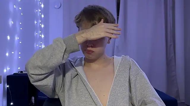 Snapshot of _bee_boy_ chatting on 10/12/25, 03:44 bee boy online show from 10/12/25, 03:44