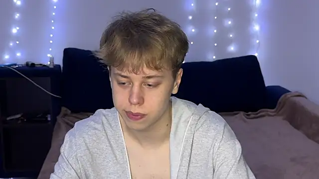 Snapshot of _bee_boy_ chatting on 10/15/25, 04:18 bee boy online show from 10/15/25, 04:18