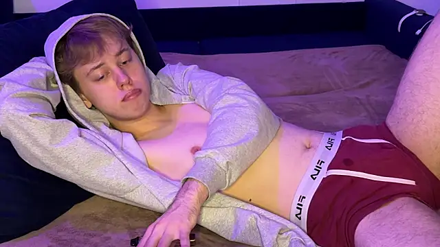 Snapshot of _bee_boy_ chatting on 10/28/25, 06:21 bee boy online show from 10/28/25, 06:21