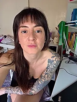 Snapshot of dandanbarr chatting on 11/18/25, 04:22 dandanbarr online show from 11/18/25, 04:22