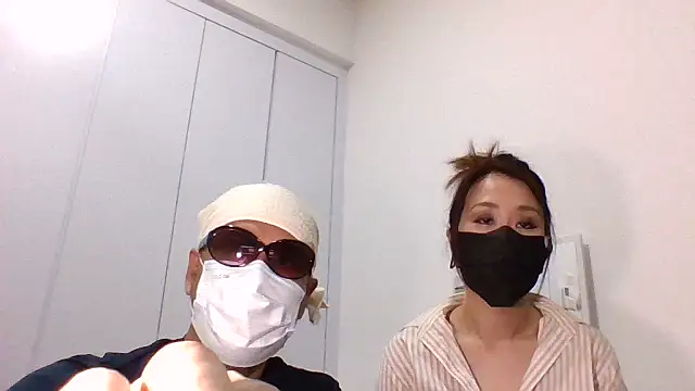 Snapshot of aska1986 chatting on 11/10/25, 10:36 aska1986 online show from 11/10/25, 10:36