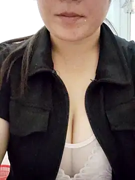 Snapshot of linhmiucute chatting on 10/13/25, 05:18 linhmiucute online show from 10/13/25, 05:18