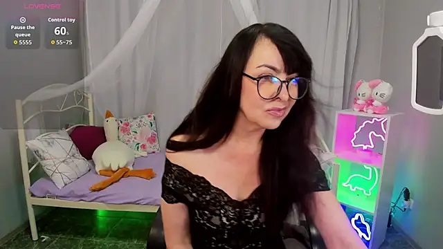 Snapshot of LindaRomero chatting on 11/06/25, 10:05 LindaRomero online show from 11/06/25, 10:05