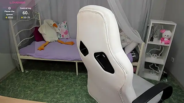 Snapshot of LindaRomero chatting on 11/16/25, 09:37 LindaRomero online show from 11/16/25, 09:37