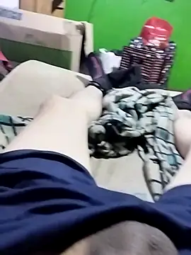 Snapshot of pipe2657 chatting on 12/17/25, 11:38 pipe2657 online show from 12/17/25, 11:38