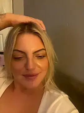 Snapshot of Diamondxoxx chatting on 10/08/25, 09:45 Diamondxoxx online show from 10/08/25, 09:45