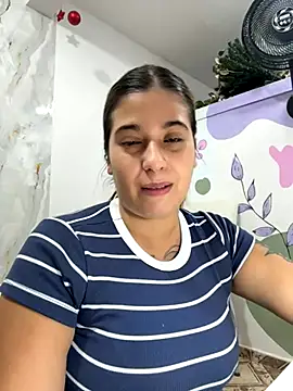 Snapshot of violeticafox chatting on 12/18/25, 02:17 violeticafox online show from 12/18/25, 02:17