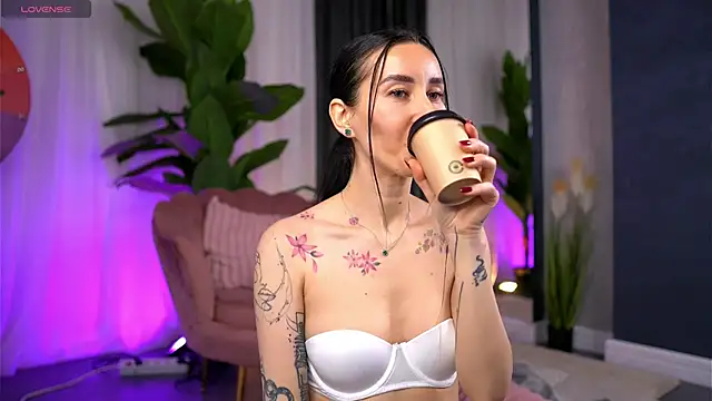 Snapshot of SerenaVelour chatting on 10/23/25, 10:03 SerenaVelour online show from 10/23/25, 10:03