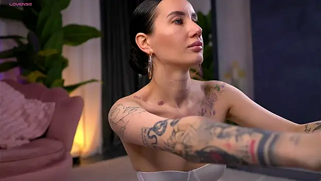 Snapshot of SerenaVelour chatting on 11/15/25, 04:25 SerenaVelour online show from 11/15/25, 04:25