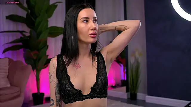 Snapshot of SerenaVelour chatting on 11/17/25, 10:43 SerenaVelour online show from 11/17/25, 10:43