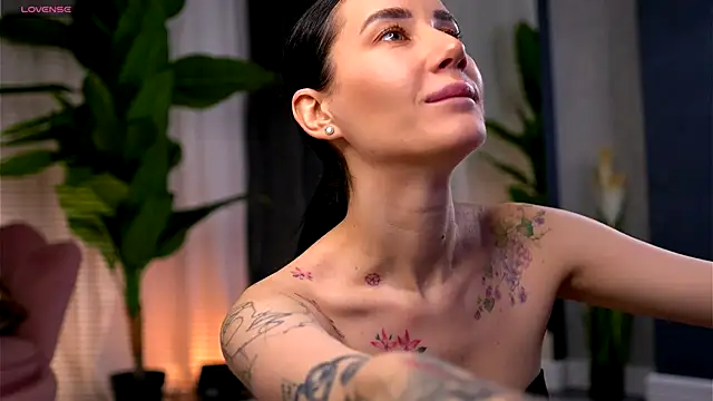 Snapshot of SerenaVelour chatting on 11/27/25, 11:01 SerenaVelour online show from 11/27/25, 11:01