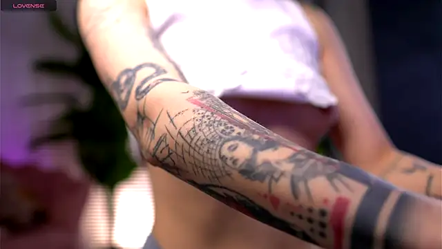 Snapshot of SerenaVelour chatting on 11/29/25, 02:31 SerenaVelour online show from 11/29/25, 02:31