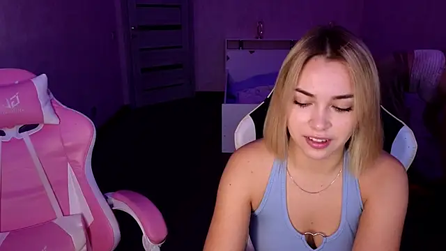 Snapshot of stefany_and_bettany chatting on 10/31/25, 01:56 stefany and bettany online show from 10/31/25, 01:56