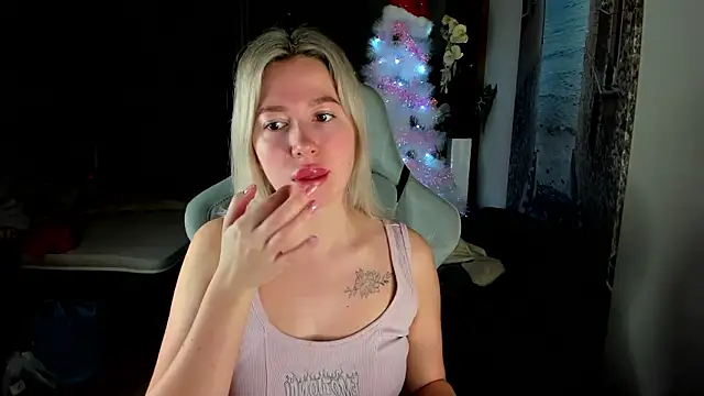 Snapshot of stefany_and_bettany chatting on 01/19/26, 04:27 stefany and bettany online show from 01/19/26, 04:27