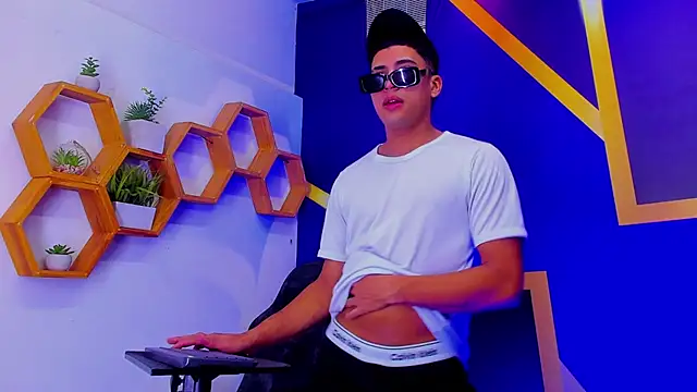 Snapshot of The_Boy_King chatting on 10/22/25, 02:06 The Boy King online show from 10/22/25, 02:06