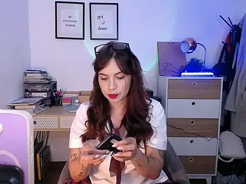 Snapshot of anniieeford chatting on 10/19/25, 02:45 anniieeford online show from 10/19/25, 02:45