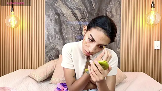 Snapshot of Samara_Smith04 chatting on 10/15/25, 08:20 Samara Smith04 online show from 10/15/25, 08:20