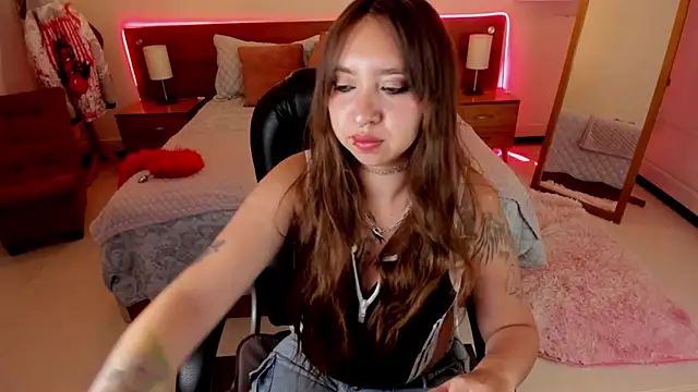 Snapshot of Scarlett__Cooper__ chatting on 10/18/25, 12:17 Scarlett  Cooper   online show from 10/18/25, 12:17