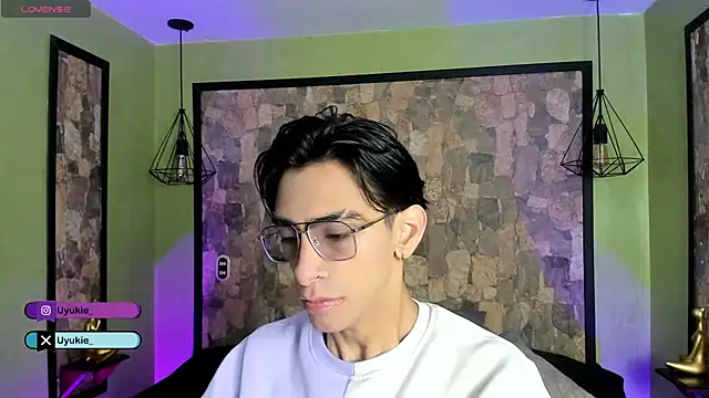 uyukie online show from 10/21/25, 12:17