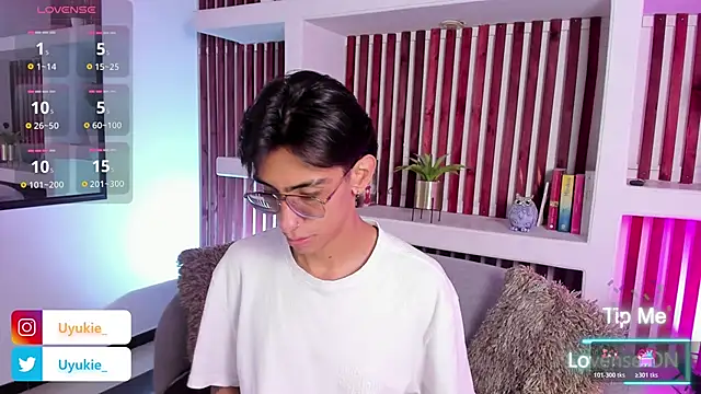 uyukie online show from 10/28/25, 11:58